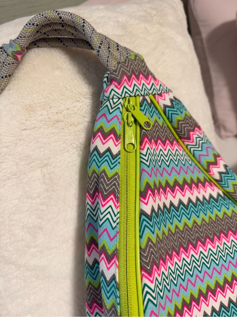Kavu Paxton Sling Bag with Chevron pattern / signature Rope - Picture 7 of 9